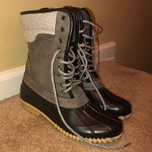 Women’s duck boots. Worn once. Excellent condition
